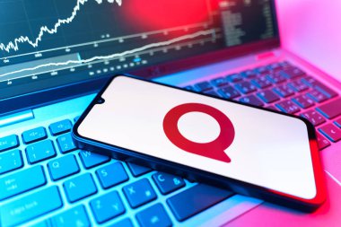 Prag, Çek Cumhuriyeti - 09 02 2025: telefon bilgisayarda Quora logosunu gösteriyor. Quora soru sormak ve bilgi paylaşmak için bir platformdur..