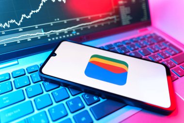 Prag, Çek Cumhuriyeti - 09 02 2025: Google Cüzdan logosunu gösteren dizüstü bilgisayarlı telefon. Google Cüzdanı dijital ödeme yöntemlerini depolamak ve kullanmak için bir platformdur.