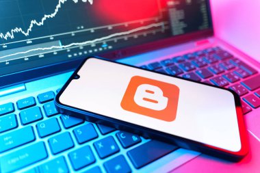 Prag, Çek Cumhuriyeti - 09 02 2025: Blog logosunu gösteren dizüstü bilgisayarlı telefon. Blogger blog oluşturma ve yayınlama için bir platformdur.