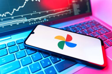 Prag, Çek Cumhuriyeti - 09 02 2025: Google Photos logosunu gösteren dizüstü bilgisayarlı telefon. Google Fotoğrafları fotoğraf ve videoları saklamak ve düzenlemek için bir platformdur.