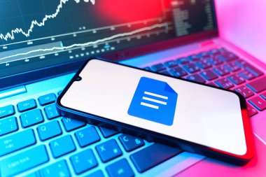 Prag, Çek Cumhuriyeti - 09 02 2025: Google Docs logosunu gösteren dizüstü bilgisayarlı telefon. Google Docs metin belgeleri oluşturmak ve düzenlemek için bir platformdur.