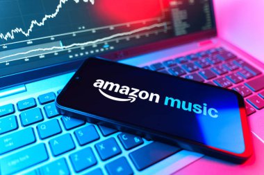 Prag, Çek Cumhuriyeti - 09 02 2025: Amazon Müzik logosunu gösteren dizüstü bilgisayarlı telefon. Amazon Müzik müzik müzik için bir platformdur..