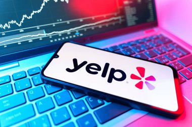 Prag, Çek Cumhuriyeti - 09 02 2025: telefondan Yelp logosu görünüyor. Yelp yerel işletmeleri bulmak ve incelemek için bir platformdur.