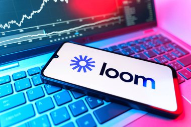 Prag, Çek Cumhuriyeti - 09 02 2025: Loom logosunu gösteren dizüstü bilgisayarlı telefon. Loom video mesajlarını kaydetmek ve paylaşmak için bir platformdur.