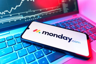 Prag, Çek Cumhuriyeti - 09 02 2025: Monday.com logosunu gösteren dizüstü bilgisayarlı telefon. Monday.com proje yönetimi ve takım işbirliği için bir platformdur.