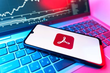 Prag, Çek Cumhuriyeti - 09 02 2025: Telefondan Acrobat Reader logosu görünüyor. Acrobat Reader, PDF belgelerini görüntülemek ve yönetmek için bir platformdur.