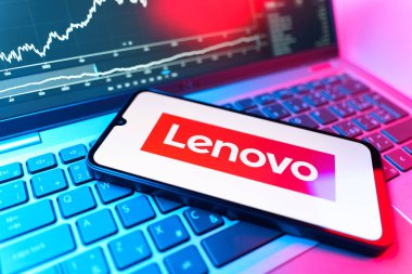 Prag, Çek Cumhuriyeti - 09 02 2025: Bilgisayarda Lenovo logosunu gösteren bir dosya var. Lenovo bilgisayar ve elektronik üreten bir teknoloji şirketidir..