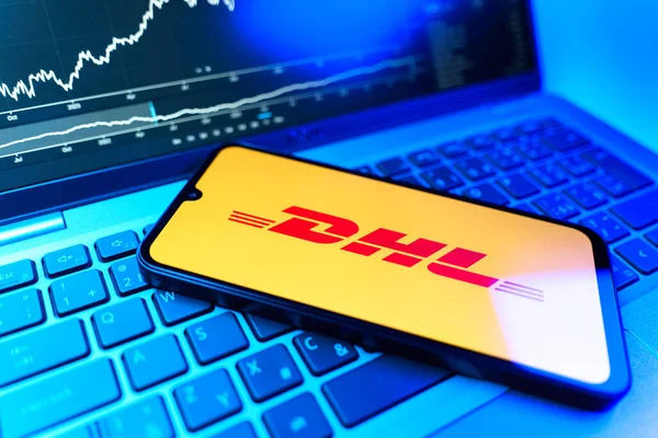 Prag, Çek Cumhuriyeti - 09 02 2025: DHL logosunu gösteren dizüstü bilgisayarlı telefon. DHL uluslararası nakliye hizmeti sunan bir lojistik şirketidir..