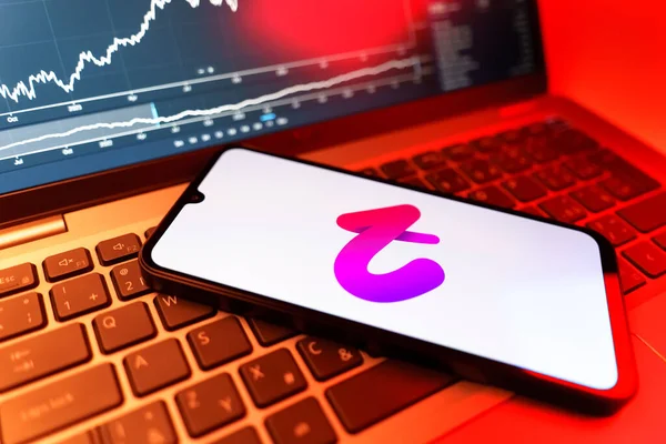 Prag, Çek Cumhuriyeti - 09 02 2025: Tango logosunu gösteren dizüstü bilgisayarlı telefon. Tango, görüntülü aramalar, mesajlar ve canlı yayınlar için sosyal bir uygulama..