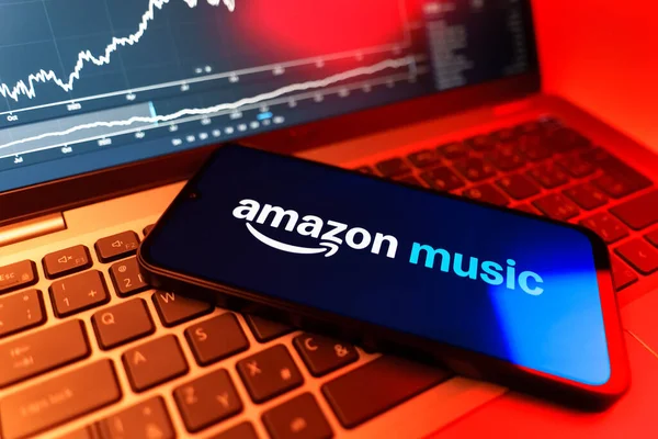 Prag, Çek Cumhuriyeti - 09 02 2025: Amazon Müzik logosunu gösteren dizüstü bilgisayarlı telefon. Amazon Müzik müzik müzik için bir platformdur..