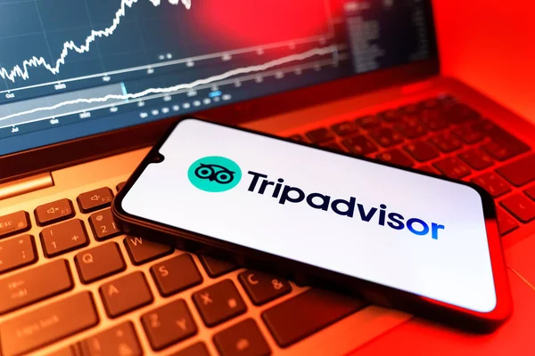 Prag, Çek Cumhuriyeti - 09 02 2025: telefon bilgisayarda, hisse senedi tablosunda TripDanışman logosu görünüyor. Seyahat danışmanı seyahat değerlendirmeleri, rezervasyonlar ve tavsiyeler için bir platformdur..