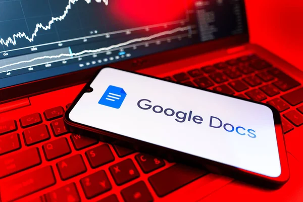 Prag, Çek Cumhuriyeti - 09 02 2025: Google Docs logosunu gösteren dizüstü bilgisayarlı telefon. Google Docs metin belgeleri oluşturmak ve düzenlemek için bir platformdur.