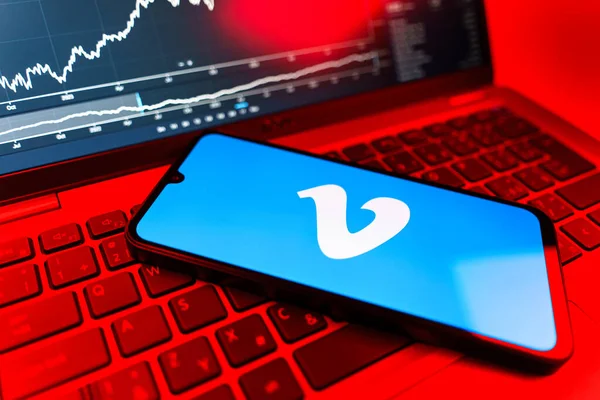 Prag, Çek Cumhuriyeti - 09 02 2025: Vimeo logosunu gösteren dizüstü bilgisayarlı telefon. Vimeo, yüksek kaliteli video sunucu ve paylaşımı için bir platformdur.