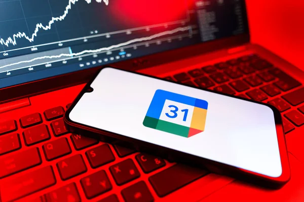 Prag, Çek Cumhuriyeti - 09 02 2025: Google Takvim logosunu gösteren dizüstü bilgisayarlı telefon. Google Takvimi olayları zamanlamak ve yönetmek için bir platformdur.