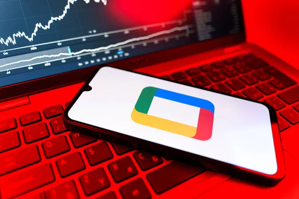 Prag, Çek Cumhuriyeti - 09 02 2025: Google TV logosunu gösteren dizüstü bilgisayarlı telefon. Google TV film, program ve uygulamalar için bir platformdur..