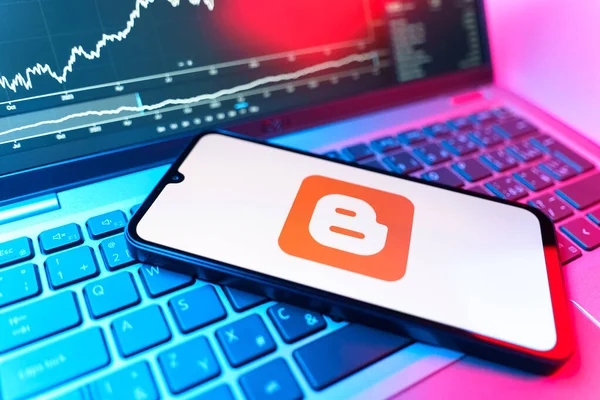Prag, Çek Cumhuriyeti - 09 02 2025: Blog logosunu gösteren dizüstü bilgisayarlı telefon. Blogger blog oluşturma ve yayınlama için bir platformdur.