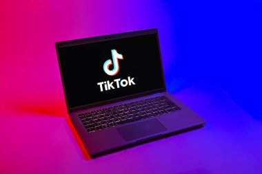 Prag, Çek Cumhuriyeti - 08 12 2025: TikTok logosunu gösteren bir dizüstü bilgisayarın tepeden aşağı görüntüsü. TikTok kısa, yaratıcı ve viral video platformu.