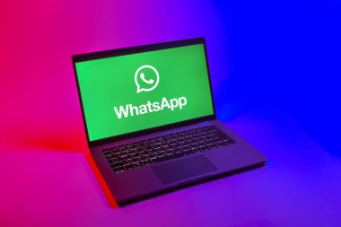 Prag, Çek Cumhuriyeti - 08 12 2025: Tek bir arkaplanda WhatsApp logosunu gösteren bir dizüstü bilgisayarın yukarıdan görünüşü. WhatsApp mesaj, çağrı ve medya göndermek için bir uygulamadır.