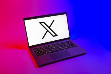 Prag, Çek Cumhuriyeti - 08 12 2025: X logosunu gösteren tek bir arka planda dizüstü bilgisayarın yukarıdan görünüşü. X, kısa gönderileri ve güncellemeleri paylaşmak için bir platformdur.