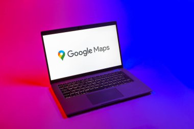 Prag, Çek Cumhuriyeti - 08 12 2025: Google Maps logosunu gösteren bir dizüstü bilgisayarın yukarıdan aşağı görüntüsü. Google Maps haritalar, navigasyon ve konum hizmetleri için bir platformdur.