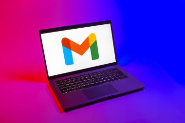 Prag, Çek Cumhuriyeti - 08 12 2025: Google Gmail logosunu gösteren bir dizüstü bilgisayarın yukarıdan aşağı görüntüsü. Google Gmail, mesaj göndermek ve almak için kullanılan bir e-posta servisidir..