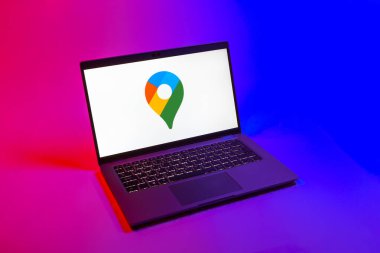 Prag, Çek Cumhuriyeti - 08 12 2025: Google Maps logosunu gösteren bir dizüstü bilgisayarın yukarıdan aşağı görüntüsü. Google Maps haritalar, navigasyon ve konum hizmetleri için bir platformdur.