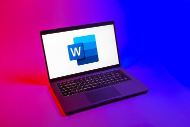 Prag, Çek Cumhuriyeti - 08 12 2025: Kelimenin logosunu gösteren tek tip bir arkaplanda bir dizüstü bilgisayarın yukarıdan görünüşü. Word belge yaratmak ve düzenlemek için bir yazılımdır..