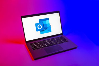 Prag, Çek Cumhuriyeti - 08 12 2025: Outlook logosunu gösteren bir dizüstü bilgisayarın tepeden aşağı görüntüsü. Outlook iletileri göndermek ve yönetmek için bir e- posta platformudur.