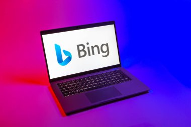 Prag, Çek Cumhuriyeti - 08 12 2025: Bing logosunu gösteren tek tip bir arkaplanda dizüstü bilgisayarın yukarıdan görünüşü. Bing çevrimiçi bilgi bulmak için bir arama motorudur.