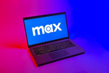 Prag, Çek Cumhuriyeti - 08 12 2025: Max logosunu gösteren bir dizüstü bilgisayarın tepeden aşağı görüntüsü. Max, filmler, TV programları ve özgün içerikler için bir yayın platformudur..