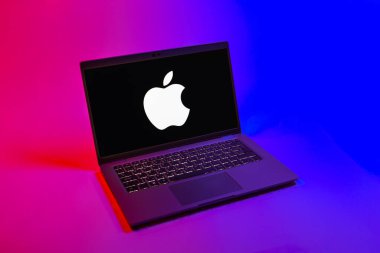 Prag, Çek Cumhuriyeti - 08 12 2025: Apple logosunu gösteren bir dizüstü bilgisayarın tepeden aşağı görüntüsü. Apple iPhone, bilgisayar ve hizmet üreten bir teknoloji şirketidir..