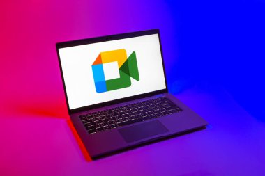 Prag, Çek Cumhuriyeti - 08 12 2025: Google Meet logosunu gösteren bir dizüstü bilgisayarın tepeden aşağı görüntüsü. Google Meet video toplantıları ve çevrimiçi işbirliği için bir platformdur.