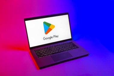 Prag, Çek Cumhuriyeti - 08 12 2025: Google Play logosunu gösteren bir dizüstü bilgisayarın yukarıdan aşağı görüntüsü. Google Play uygulamaları, oyunları ve dijital içeriği indirmek için bir platformdur.