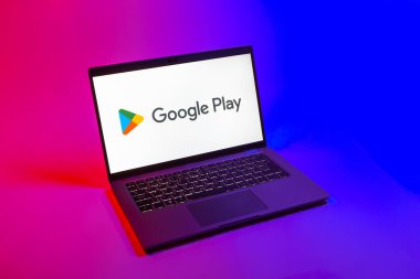 Prag, Çek Cumhuriyeti - 08 12 2025: Google Play logosunu gösteren bir dizüstü bilgisayarın yukarıdan aşağı görüntüsü. Google Play uygulamaları, oyunları ve dijital içeriği indirmek için bir platformdur.