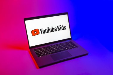 Prag, Çek Cumhuriyeti - 08 12 2025: Youtube Kids logosunu gösteren bir dizüstü bilgisayarın tepeden aşağı görüntüsü. Youtube Kids çocuk dostu video içeriği için bir platformdur.