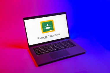 Prag, Çek Cumhuriyeti - 08 12 2025: Google Sınıfı logosunu gösteren tek bir arkaplanda bir dizüstü bilgisayarın yukarıdan aşağı görüntüsü. Google Sınıfı, sınıfları ve eğitim içeriğini yönetmek için bir platformdur.