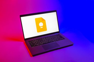 Prag, Çek Cumhuriyeti - 08 12 2025: Google Keep logosunu gösteren bir dizüstü bilgisayarın tepeden aşağı görüntüsü. Google Keep notlar, listeler ve hatırlatıcılar için bir platformdur.