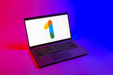 Prag, Çek Cumhuriyeti - 08 12 2025: Google One logosunu gösteren bir dizüstü bilgisayarın yukarıdan aşağı görüntüsü. Google 1 bulut depolama ve abonelik hizmetleri için bir platformdur.