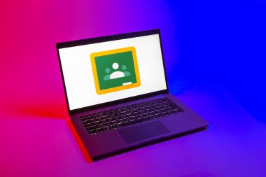 Prag, Çek Cumhuriyeti - 08 12 2025: Google Sınıfı logosunu gösteren tek bir arkaplanda bir dizüstü bilgisayarın yukarıdan aşağı görüntüsü. Google Sınıfı, sınıfları ve eğitim içeriğini yönetmek için bir platformdur.