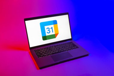 Prag, Çek Cumhuriyeti - 08 12 2025: Google Takvim logosunu gösteren tek bir arkaplanda bir dizüstü bilgisayarın yukarıdan aşağı görüntüsü. Google Takvimi olayları zamanlamak ve yönetmek için bir platformdur.