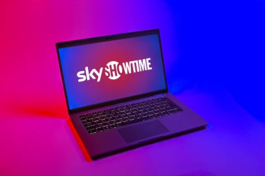 Prag, Çek Cumhuriyeti - 08 12 2025: SkyShowtime logosunu gösteren bir dizüstü bilgisayarın tepeden aşağı görüntüsü. SkyShowtime, sinema ve televizyon dizileri için bir yayın platformudur..