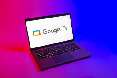 Prag, Çek Cumhuriyeti - 08 12 2025: Google TV logosunu gösteren tek bir arkaplanda bir dizüstü bilgisayarın yukarıdan aşağı görüntüsü. Google TV film, program ve uygulamalar için bir platformdur..