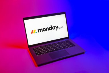 Prag, Çek Cumhuriyeti - 08 12 2025: Monday.com logosunu gösteren bir dizüstü bilgisayarın tepeden aşağı görüntüsü. Monday.com proje yönetimi ve takım işbirliği için bir platformdur.