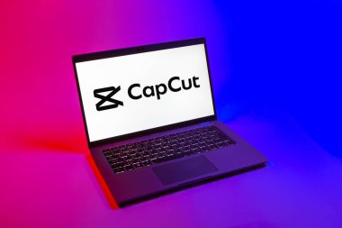 Prag, Çek Cumhuriyeti - 08 12 2025: Tek tip arkaplanda CapCut logosunu gösteren bir dizüstü bilgisayarın yukarıdan görünüşü. CapCut video düzenleme ve oluşturma için bir platformdur.