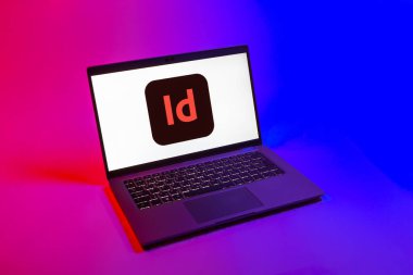 Prag, Çek Cumhuriyeti - 08 12 2025: InDesign logosunu gösteren bir dizüstü bilgisayarın tepeden aşağı görüntüsü. InDesign, düzenler ve yayınlar oluşturmak için bir yazılımdır..
