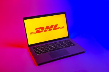 Prag, Çek Cumhuriyeti - 08 12 2025: DHL logosunu gösteren bir dizüstü bilgisayarın tepeden aşağı görüntüsü. DHL uluslararası nakliye hizmeti sunan bir lojistik şirketidir..