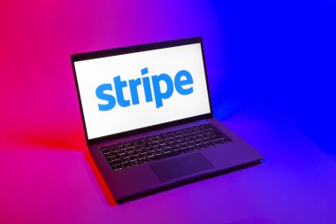 Prag, Çek Cumhuriyeti - 08 12 2025: Çizgili logoyu gösteren bir dizüstü bilgisayarın tepeden aşağı görüntüsü. Stripe çevrimiçi ödeme işlemleri ve işlemleri için bir platformdur.