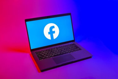 Prag, Çek Cumhuriyeti - 08 12 2025: Facebook logosunu gösteren bir dizüstü bilgisayarın tepeden aşağı görüntüsü. Facebook, içeriği bağlamak ve paylaşmak için bir sosyal medya platformudur.