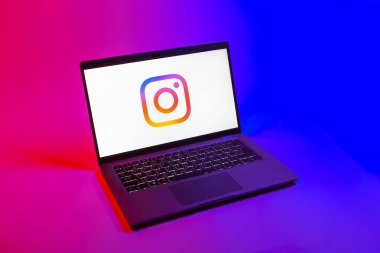 Prag, Çek Cumhuriyeti - 08 12 2025: Instagram logosunu gösteren tek bir arkaplanda bir dizüstü bilgisayarın yukarıdan aşağı görüntüsü. Instagram fotoğraf ve video paylaşımı için bir sosyal medya platformudur..