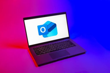 Prag, Çek Cumhuriyeti - 08 12 2025: Outlook logosunu gösteren bir dizüstü bilgisayarın tepeden aşağı görüntüsü. Outlook iletileri göndermek ve yönetmek için bir e- posta platformudur.